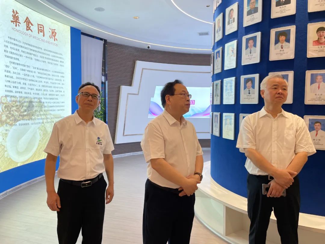 湖南省中醫(yī)藥研究院葛金文院長和邵陽市各級領(lǐng)導(dǎo)專家蒞臨天香生物產(chǎn)業(yè)園考察指導(dǎo)