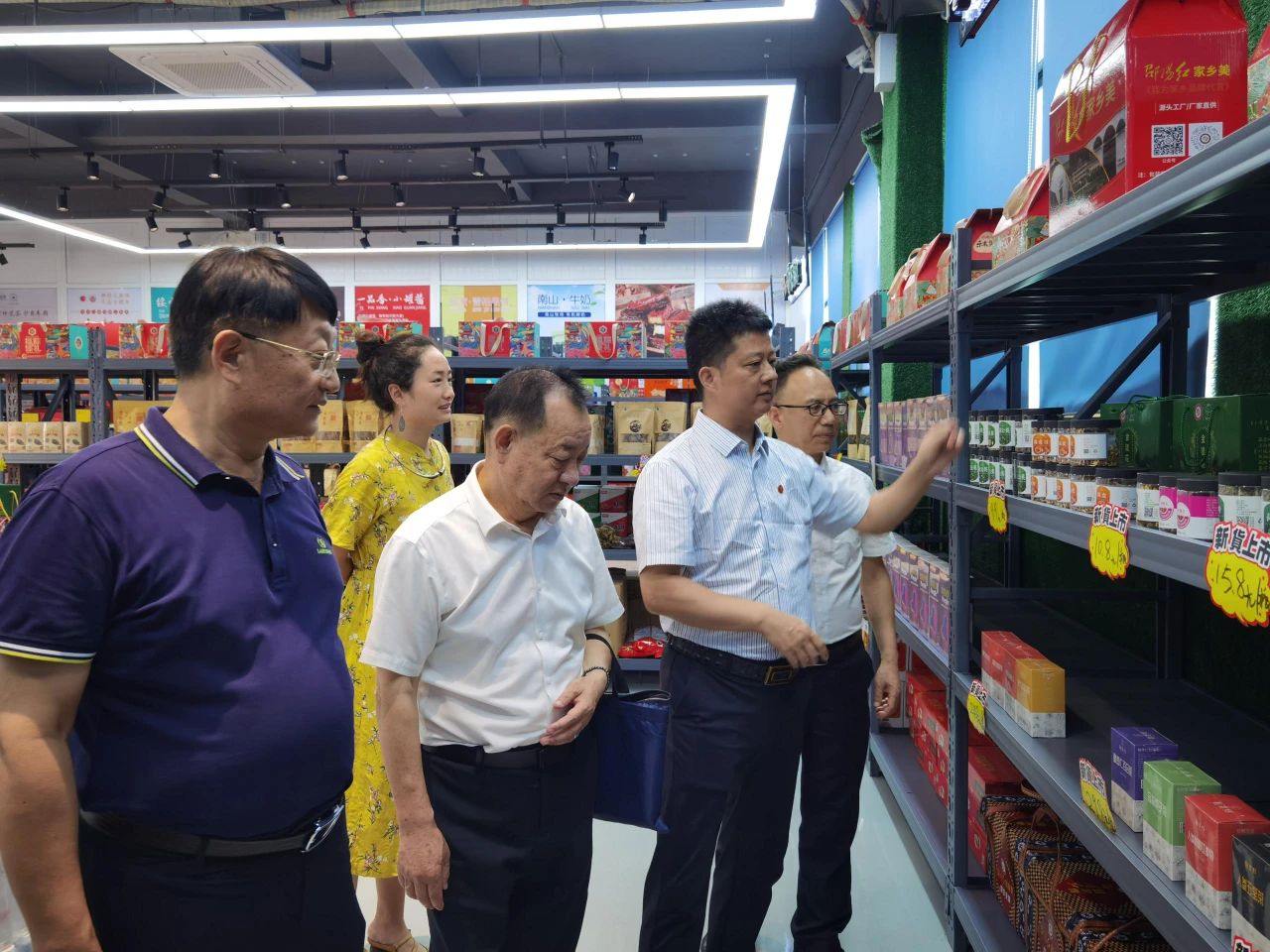 市人大羅早林主任陪同農(nóng)業(yè)農(nóng)村部鄉(xiāng)村振興專家一行到邵陽(yáng)紅出貨倉(cāng)-天香生物產(chǎn)業(yè)園考察指導(dǎo)