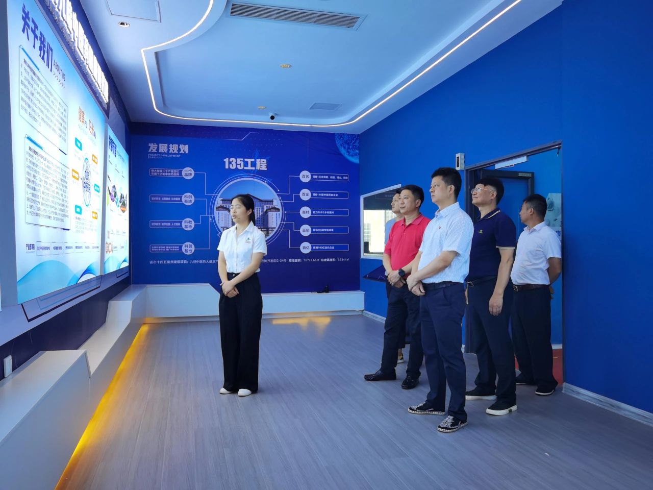 市人大羅早林主任陪同農(nóng)業(yè)農(nóng)村部鄉(xiāng)村振興專家一行到邵陽(yáng)紅出貨倉(cāng)-天香生物產(chǎn)業(yè)園考察指導(dǎo)