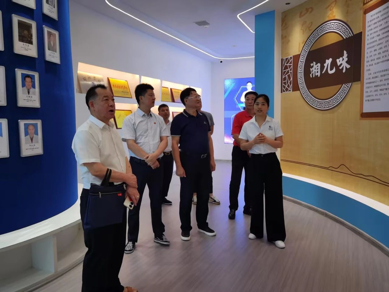 市人大羅早林主任陪同農(nóng)業(yè)農(nóng)村部鄉(xiāng)村振興專家一行到邵陽(yáng)紅出貨倉(cāng)-天香生物產(chǎn)業(yè)園考察指導(dǎo)