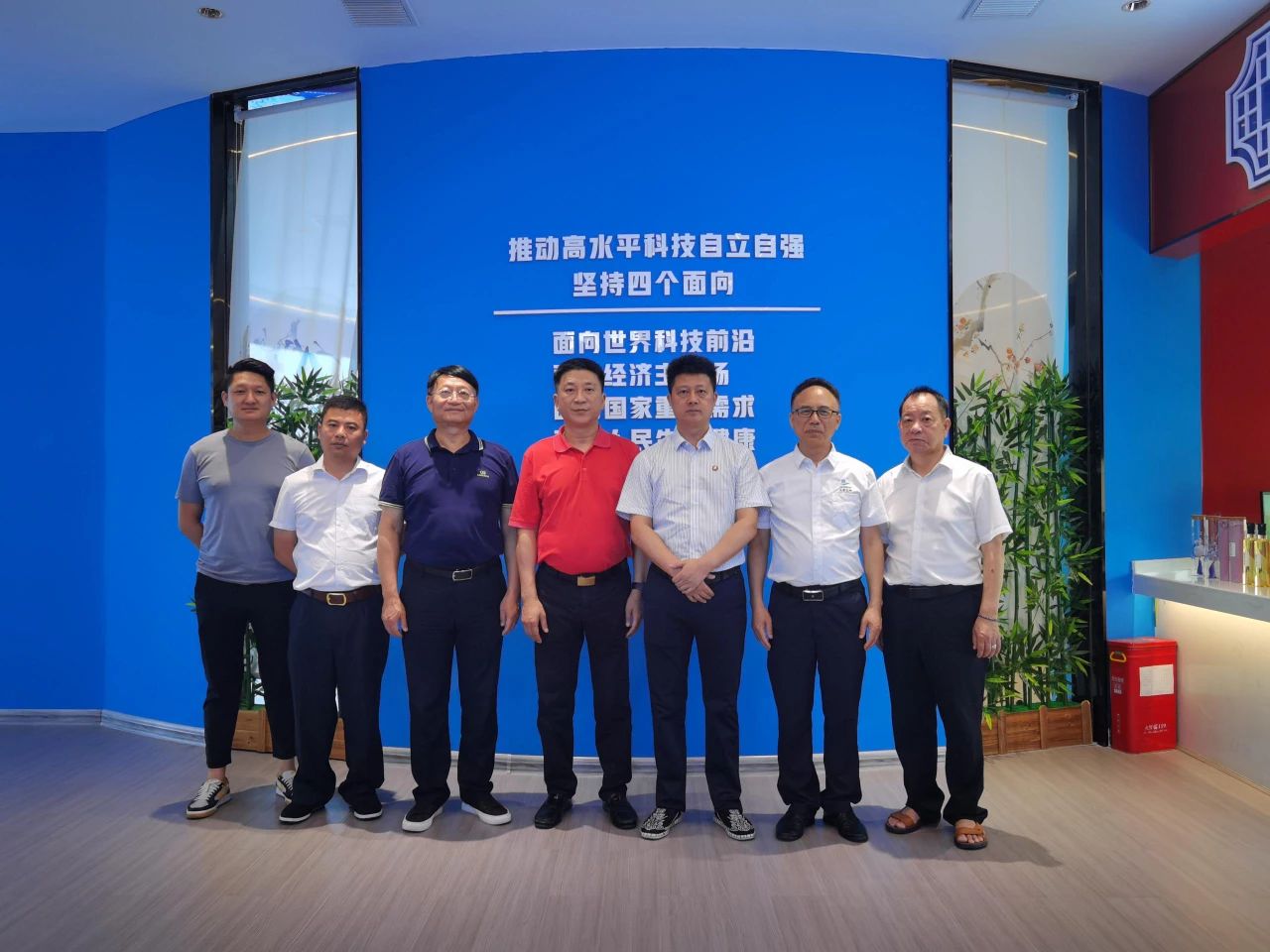 市人大羅早林主任陪同農(nóng)業(yè)農(nóng)村部鄉(xiāng)村振興專家一行到邵陽(yáng)紅出貨倉(cāng)-天香生物產(chǎn)業(yè)園考察指導(dǎo)