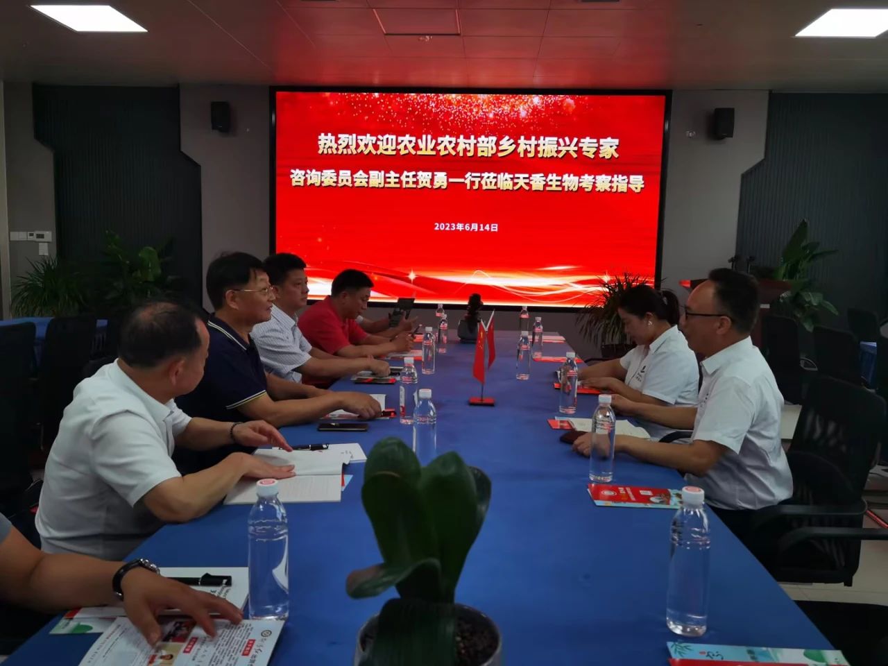 市人大羅早林主任陪同農(nóng)業(yè)農(nóng)村部鄉(xiāng)村振興專家一行到邵陽(yáng)紅出貨倉(cāng)-天香生物產(chǎn)業(yè)園考察指導(dǎo)