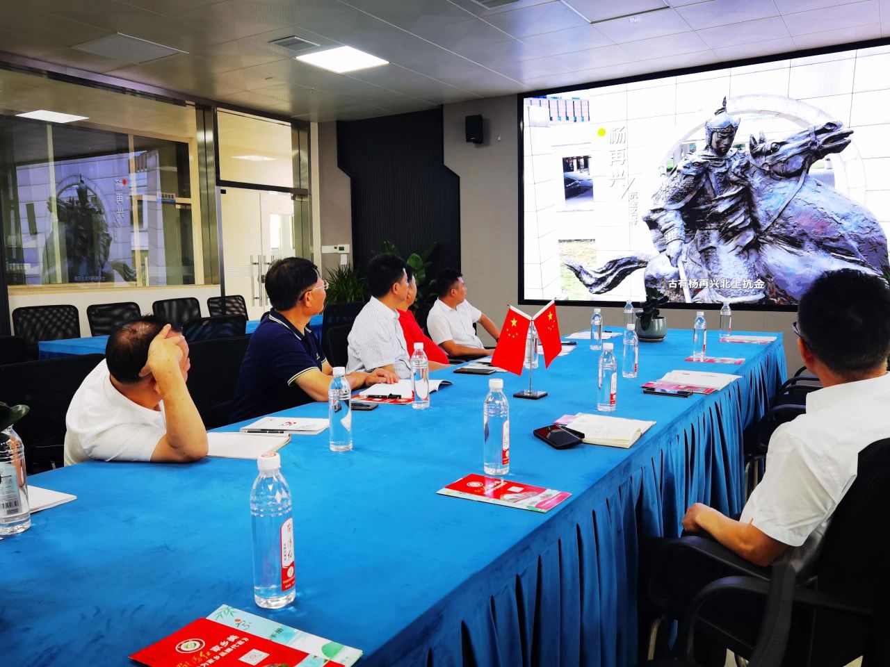 市人大羅早林主任陪同農(nóng)業(yè)農(nóng)村部鄉(xiāng)村振興專家一行到邵陽(yáng)紅出貨倉(cāng)-天香生物產(chǎn)業(yè)園考察指導(dǎo)