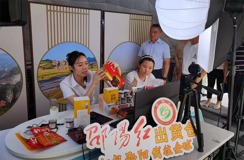 邵陽市委常委、常務(wù)副市長王永紅一行領(lǐng)導(dǎo)到邵陽紅出貨倉-天香生物產(chǎn)業(yè)園考察指導(dǎo)