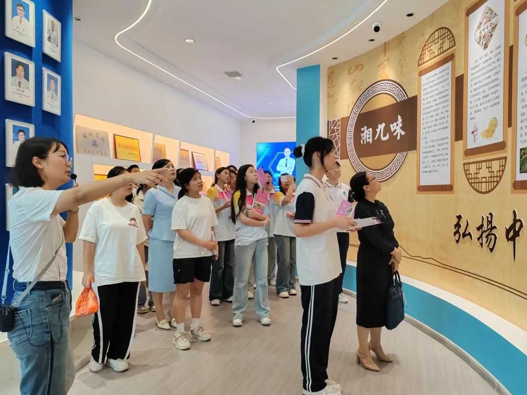 湖南九味中醫(yī)藥研學實踐教育基地迎來了一場別開生面的研學實踐活動