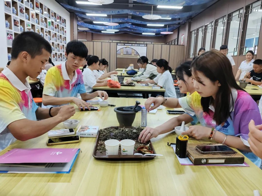 湖南九味中醫(yī)藥研學實踐教育基地迎來了一場別開生面的研學實踐活動